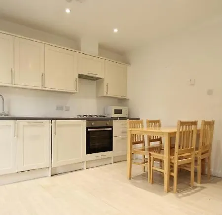 Redecorated Single Room With Shared Bathroom And Kitchen London Exterior photo