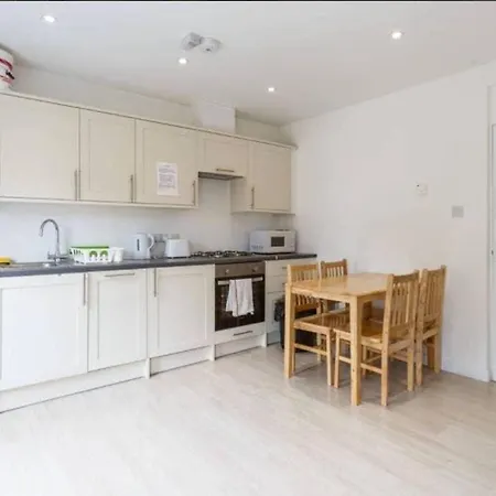 Redecorated Single Room With Shared Bathroom And Kitchen London Exterior photo