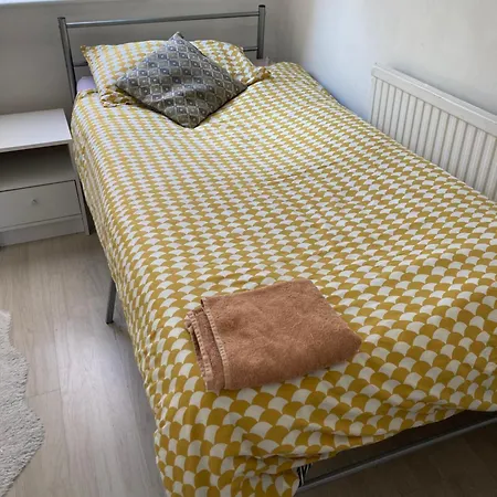 Redecorated Single Room With Shared Bathroom And Kitchen London Exterior photo