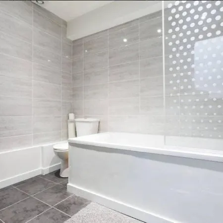 Redecorated Single Room With Shared Bathroom And Kitchen London Exterior photo