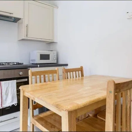 Redecorated Single Room With Shared Bathroom And Kitchen London Exterior photo