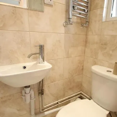 Redecorated Single Room With Shared Bathroom And Kitchen London Exterior photo