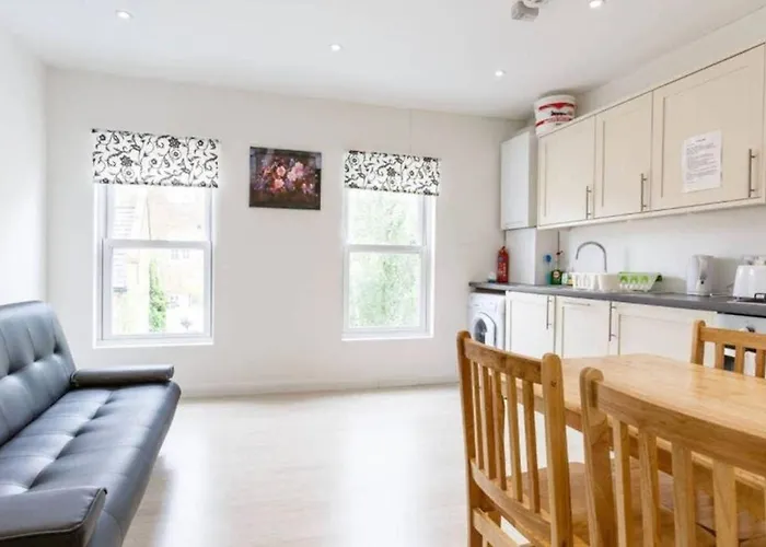 Redecorated Single Room With Shared Bathroom And Kitchen