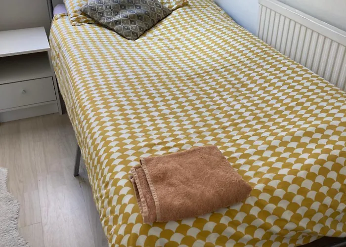 Redecorated Single Room With Shared Bathroom And Kitchen