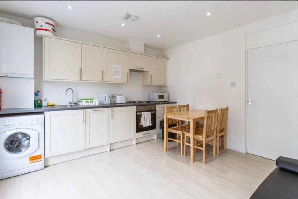 Redecorated Single With Shared Bathroom And Kitchen Londres