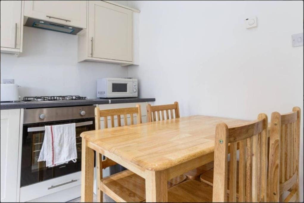 Séjour chez l'habitant Redecorated Single With Shared Bathroom And Kitchen *