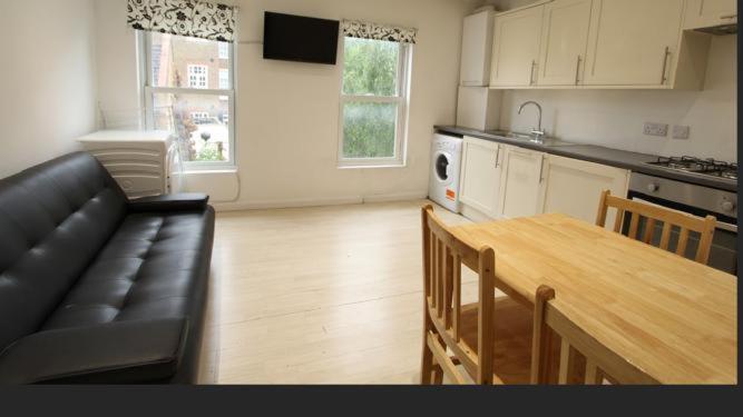 Séjour chez l'habitant Redecorated Single With Shared Bathroom And Kitchen